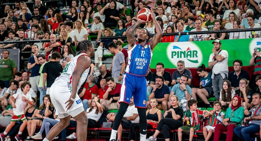 Maçın Hikayesi: Anadolu Efes, Üçlük Yağmuru ile Karşıyaka’yı Geçip Finale Yükseldi